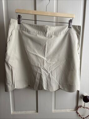 Vineyard Vines Performance Skort in Light Beige Scalloped details